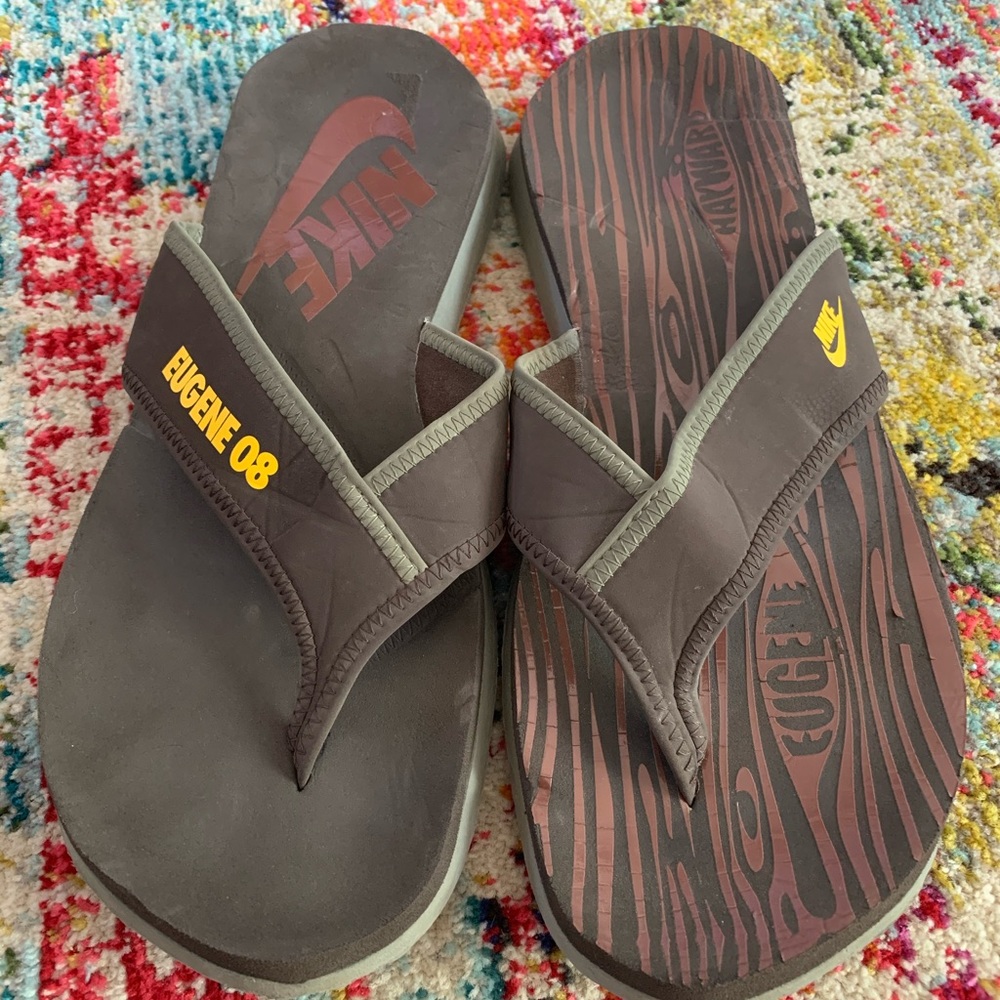 Vintage Nike Oregon flip flops